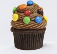 Cupcake de chocolate, decorado cn butter cream de chocolate y M&M